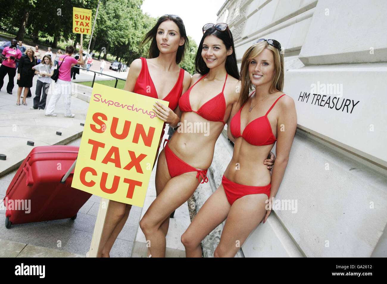 (R-L) Willow Boswell-Wright, Unity Brennnan e Gabrielle Keyzar fuori dal Tesoro nel centro di Londra per presentare una petizione che chiede di ridurre l'IVA sulla crema solare dei bambini. Foto Stock