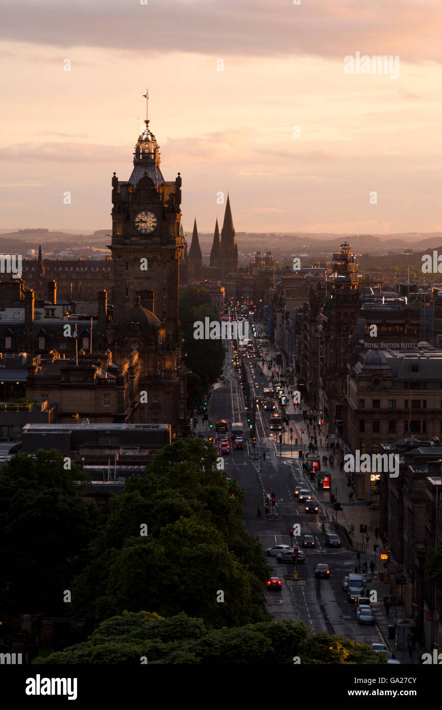 Tramonto da Calton Hill in Edinburgh guardando verso Princess Street con balmoral clock tower Foto Stock