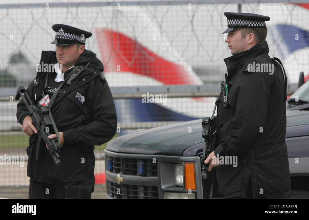 Minaccia terroristica. I poliziotti armati si trovano all'ingresso del Terminal 4 dell'aeroporto di Heathrow, Londra. Foto Stock