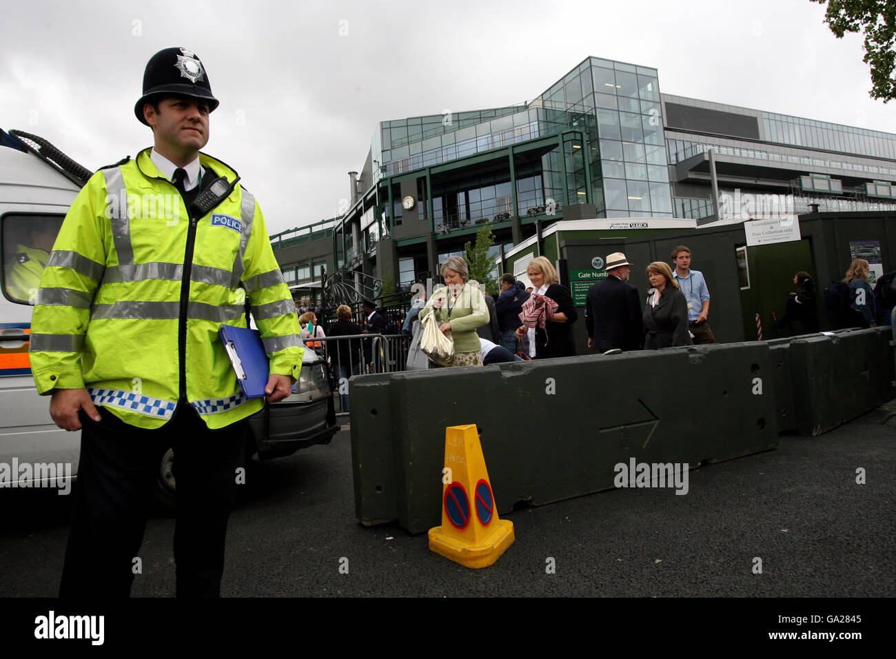 Tennis - Campionati di Wimbledon 2007 - giorno sette - All England Club. A Wimbledon sono aumentate le misure di sicurezza Foto Stock