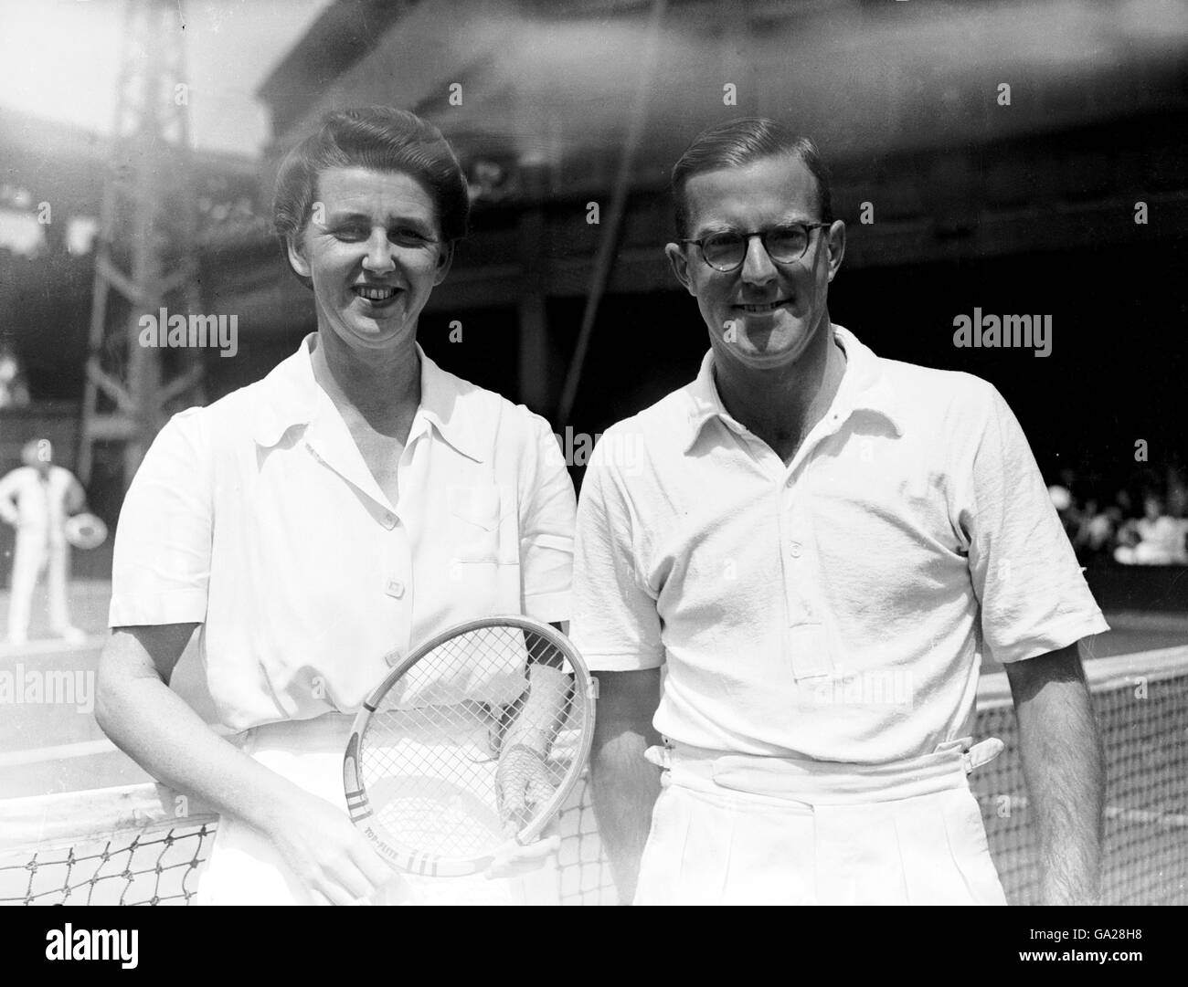 (L-R) Mixed raddoppia i partner Nancy Wynne Bolton e Colin Long, che hanno raggiunto la finale di Wimbledon 1947 insieme Foto Stock