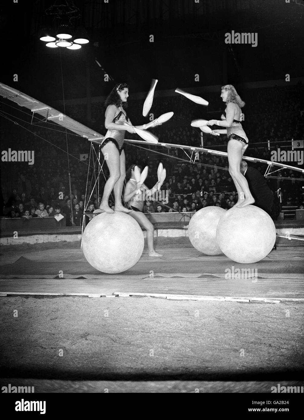 Intrattenimento - Bertram Mills Circus Reheersal - Olympia Londra. Le sorelle Rogge mostrano il loro incredibile equilibrio e abilità di giocoleria mentre si levano in piedi su palle enormi. Foto Stock