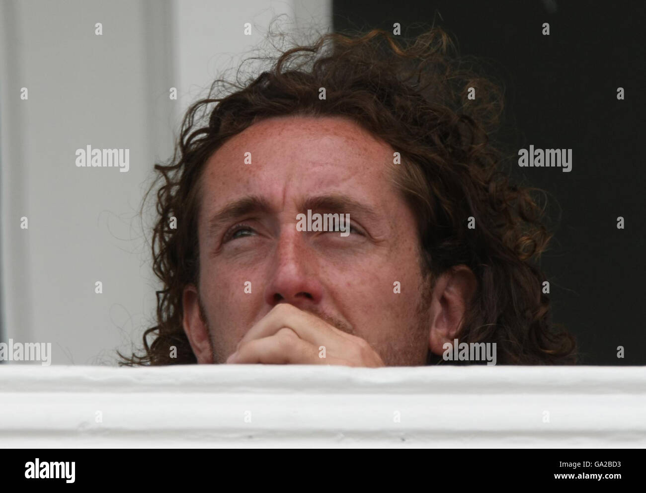 Ryan Sidebottom dell'Inghilterra si siede fuori gioco dopo essere stato rilasciato durante la terza edizione di NatWest One Day Series International a Trent Bridge, Nottingham. Foto Stock