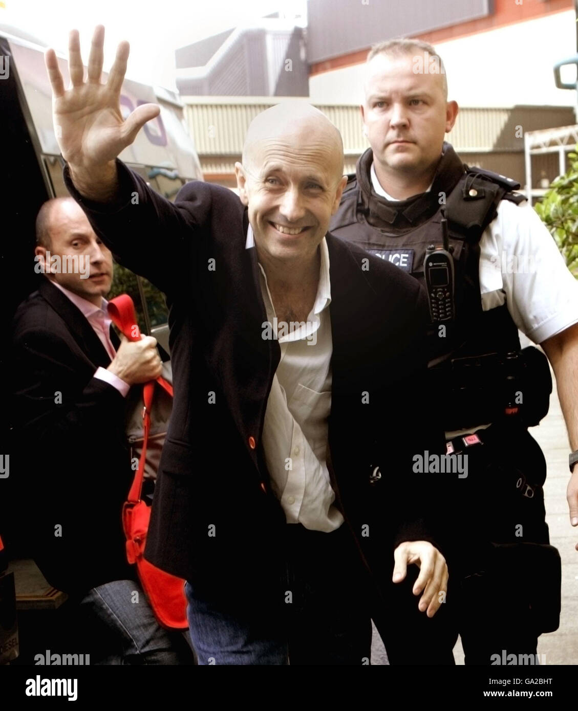 Il giornalista liberato Alan Johnston ondeggia ai media quando arriva all'aeroporto di Heathrow, a ovest di Londra. Foto Stock