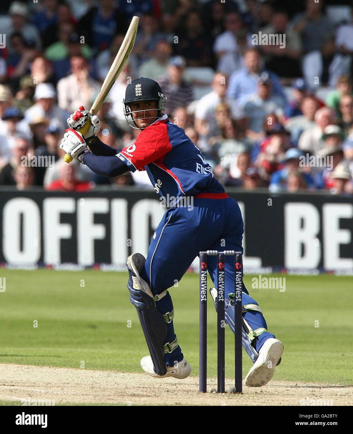 L'inglese Owais Shah durante i suoi inning del 51 nel 3 ° NatWest One Day Series International a Trent Bridge, Nottingham. Foto Stock