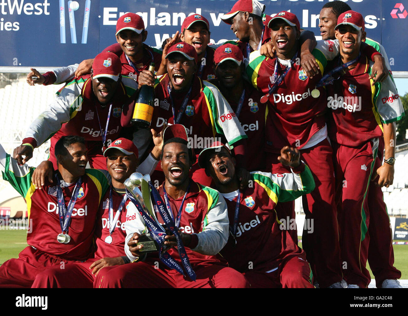 Chris Gayle, capitano delle Indie Occidentali, detiene il trofeo NatWest mentre conduce le celebrazioni dopo aver battuto l'Inghilterra durante la terza edizione del NatWest One Day Series International a Trent Bridge, Nottingham. Foto Stock