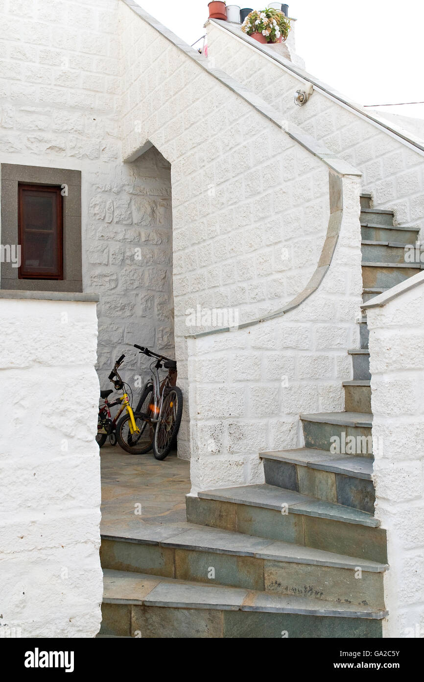 Scale di calcestruzzo in un edificio di mattoni bianchi Foto Stock