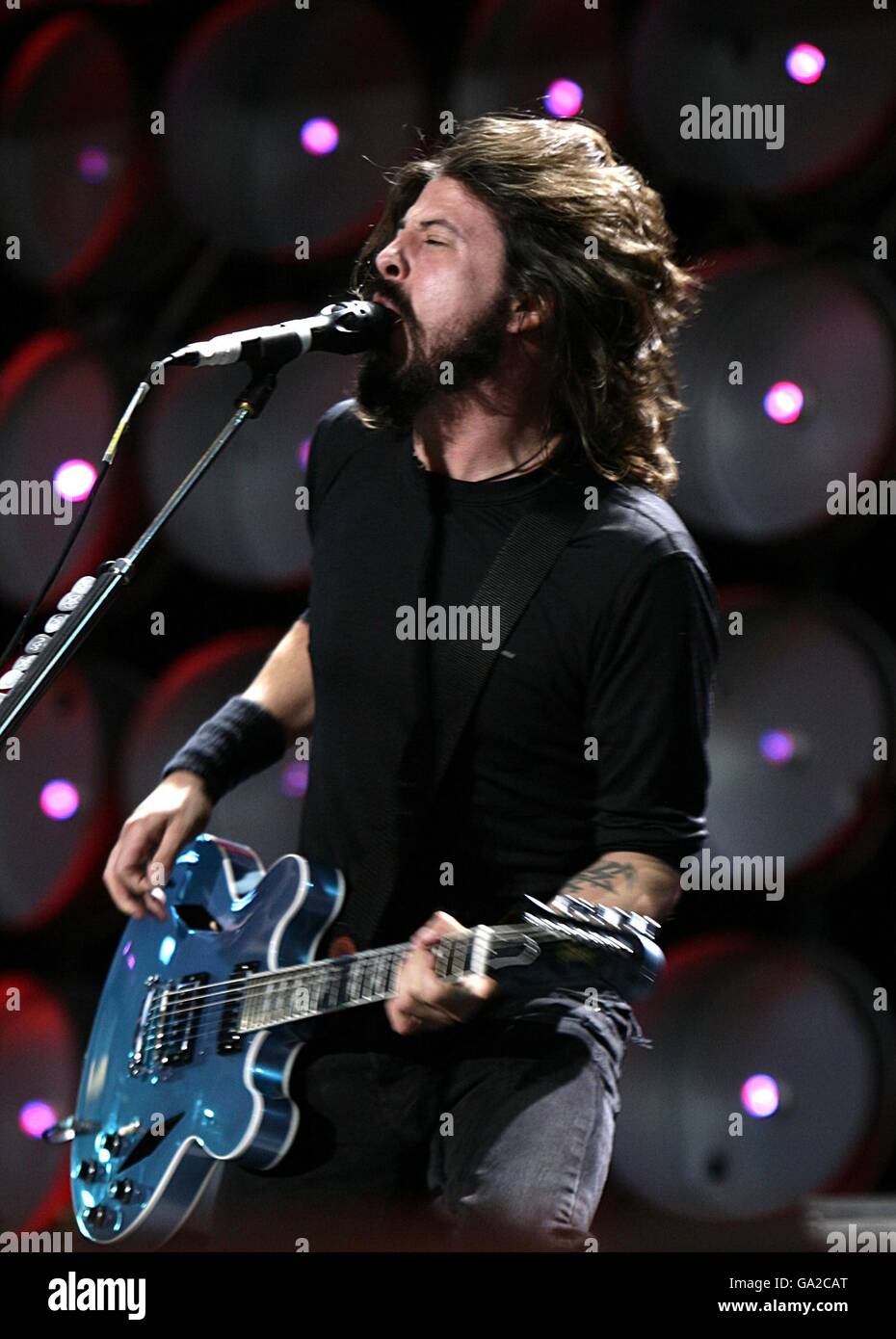 Concerto dal vivo della Terra - Londra. Dave Grohl sul palco durante la performance dei Foo Fighters al concerto di beneficenza al Wembley Stadium di Londra. Foto Stock