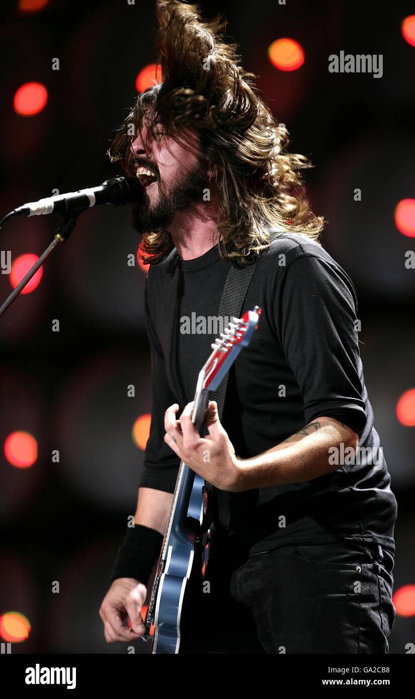 Concerto dal vivo della Terra - Londra. Dave Grohl sul palco durante la performance dei Foo Fighters al concerto di beneficenza al Wembley Stadium di Londra. Foto Stock