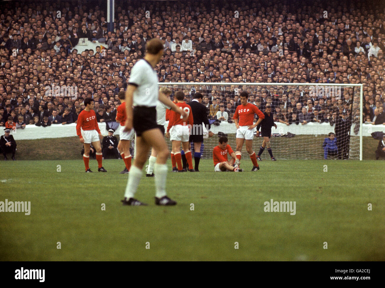 Calcio - Coppa del mondo Inghilterra 1966 - Semifinale - Germania Ovest / URSS - Goodison Park Liverpool. I giocatori dell'URSS guardano come un compagno di squadra è aiutato dai giocatori addestratori includono Khusainov (15) e Banishevsky (18) Foto Stock