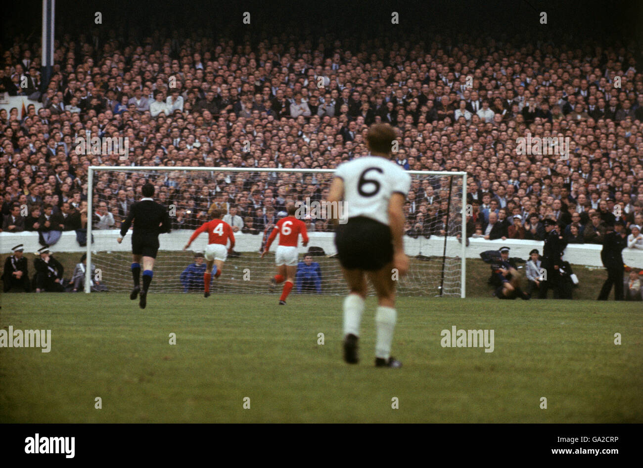 Calcio - Coppa del mondo Inghilterra 1966 - Semifinale - Germania Ovest / URSS - Goodison Park Liverpool. Weber della Germania occidentale guarda come Ponomareu (4) e Shesternev (6) dell'URSS si dirigono verso il traguardo Foto Stock