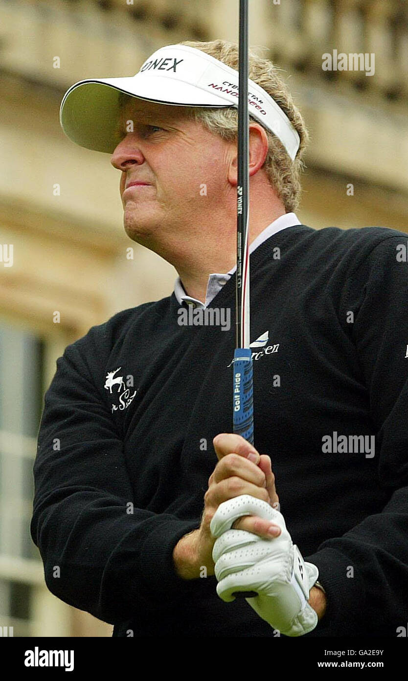 Colin Montgomerie in azione il 9 durante il Barclays Scottish Open a Loch Lomond, Glasgow Foto Stock