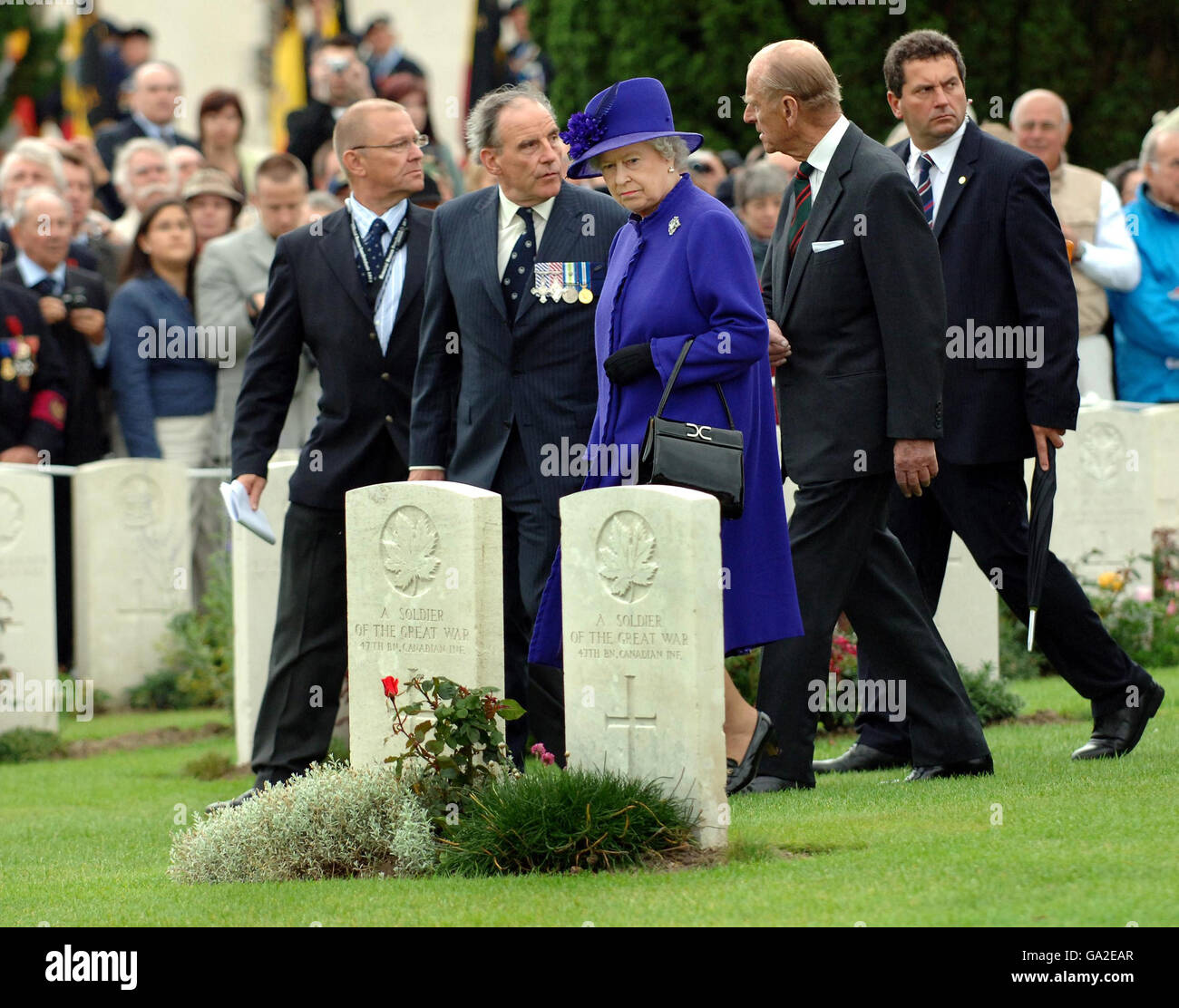 La Regina Elisabetta II della Gran Bretagna (centro) e il Duca di Edimburgo (centro a destra) visitano il cimitero di guerra di Tyne Cot, Passchendaele, per i soldati del Commonwealth della prima Guerra Mondiale. Foto Stock