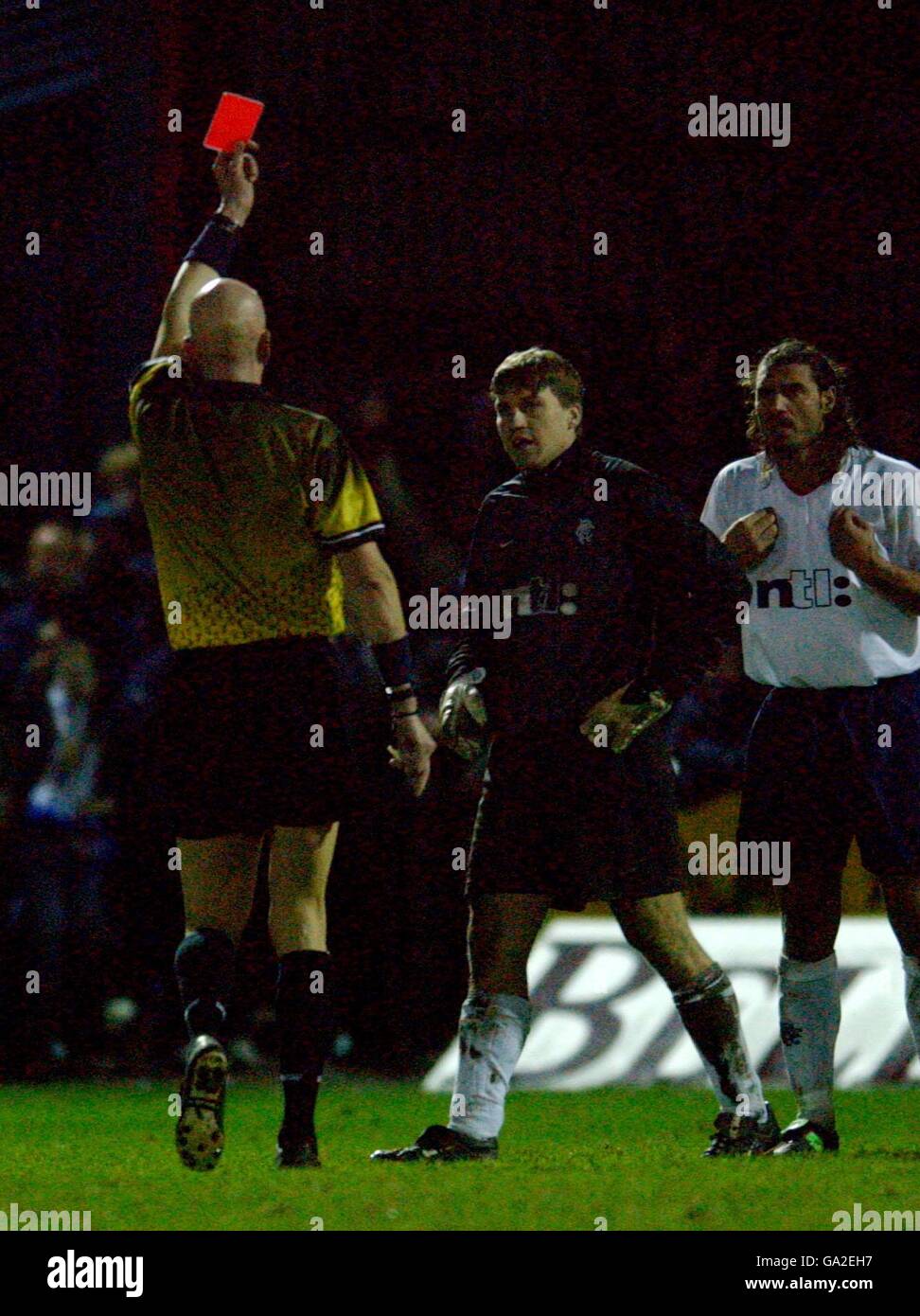 Scottish Soccer - CIS Insurance Cup - Ross County / Rangers. L'arbitro John Rowbotham mostra a Lorenzo Amoruso (r) di Rangers un cartellino rosso contro la contea di Ross Foto Stock