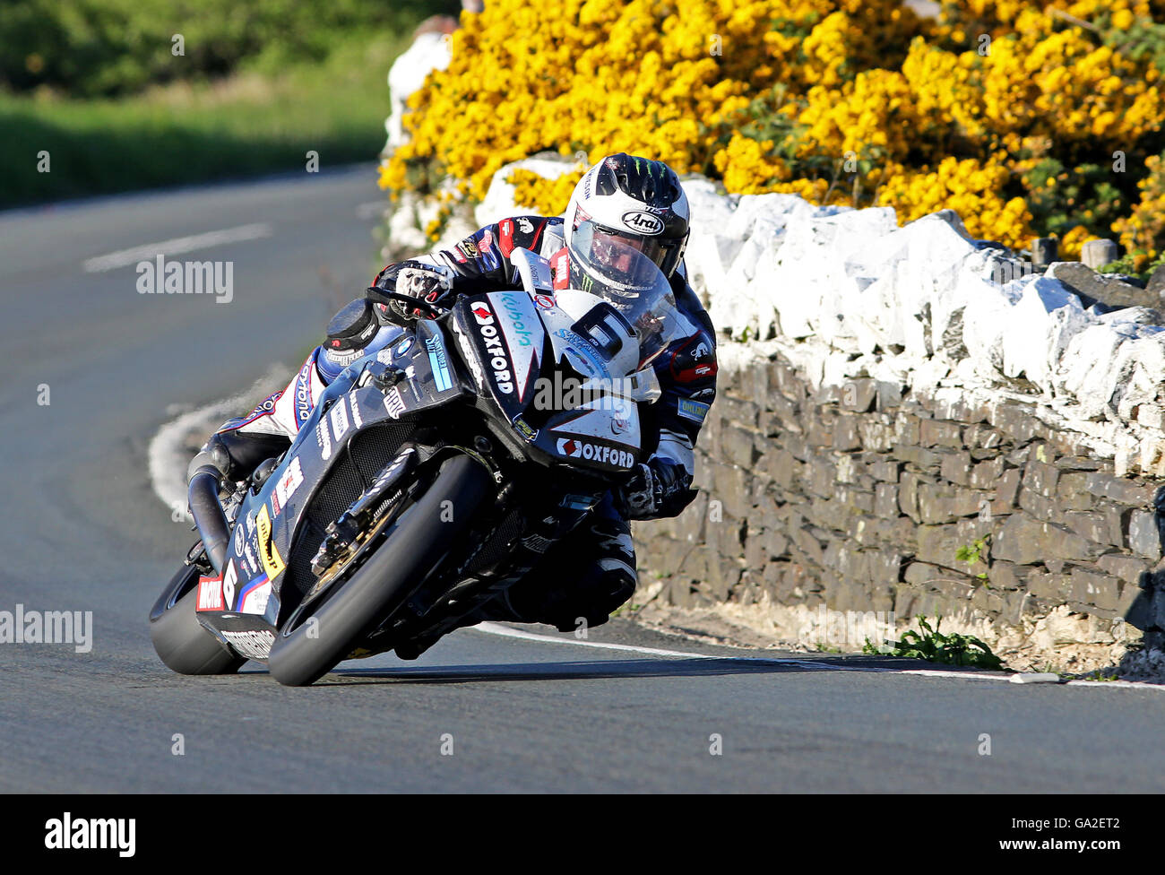 Ian hutchinson sulla BMW di tyco super bike durante il 2016 senior tt dell'isola di Man Foto Stock