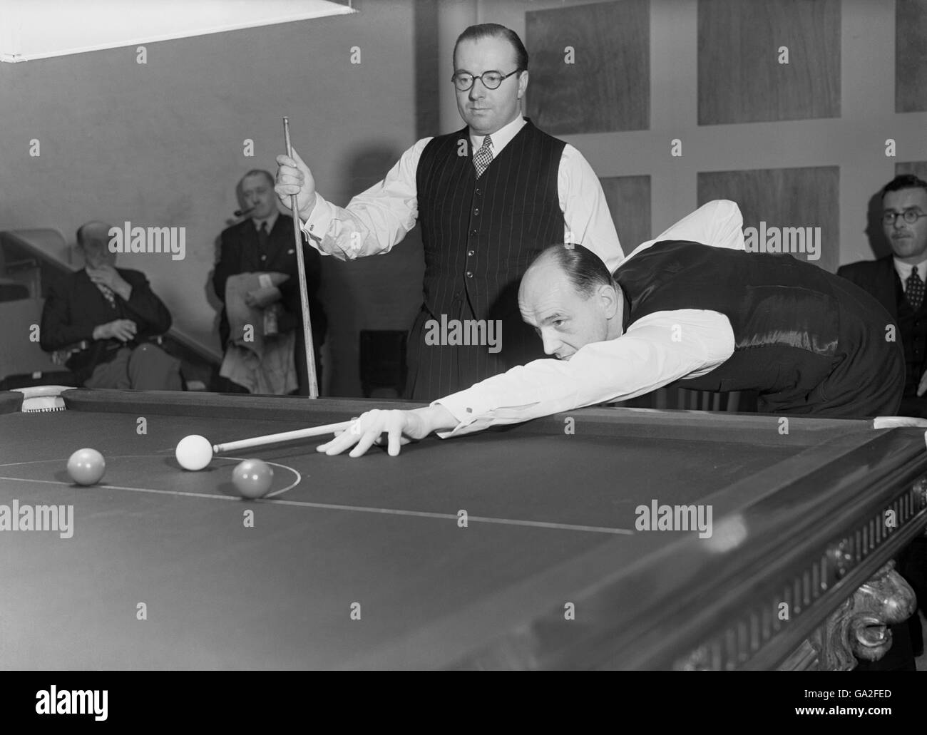 Walter Donaldson ha giocato un colpo contro Fred Davis nel campionato del mondo 1947. Foto Stock