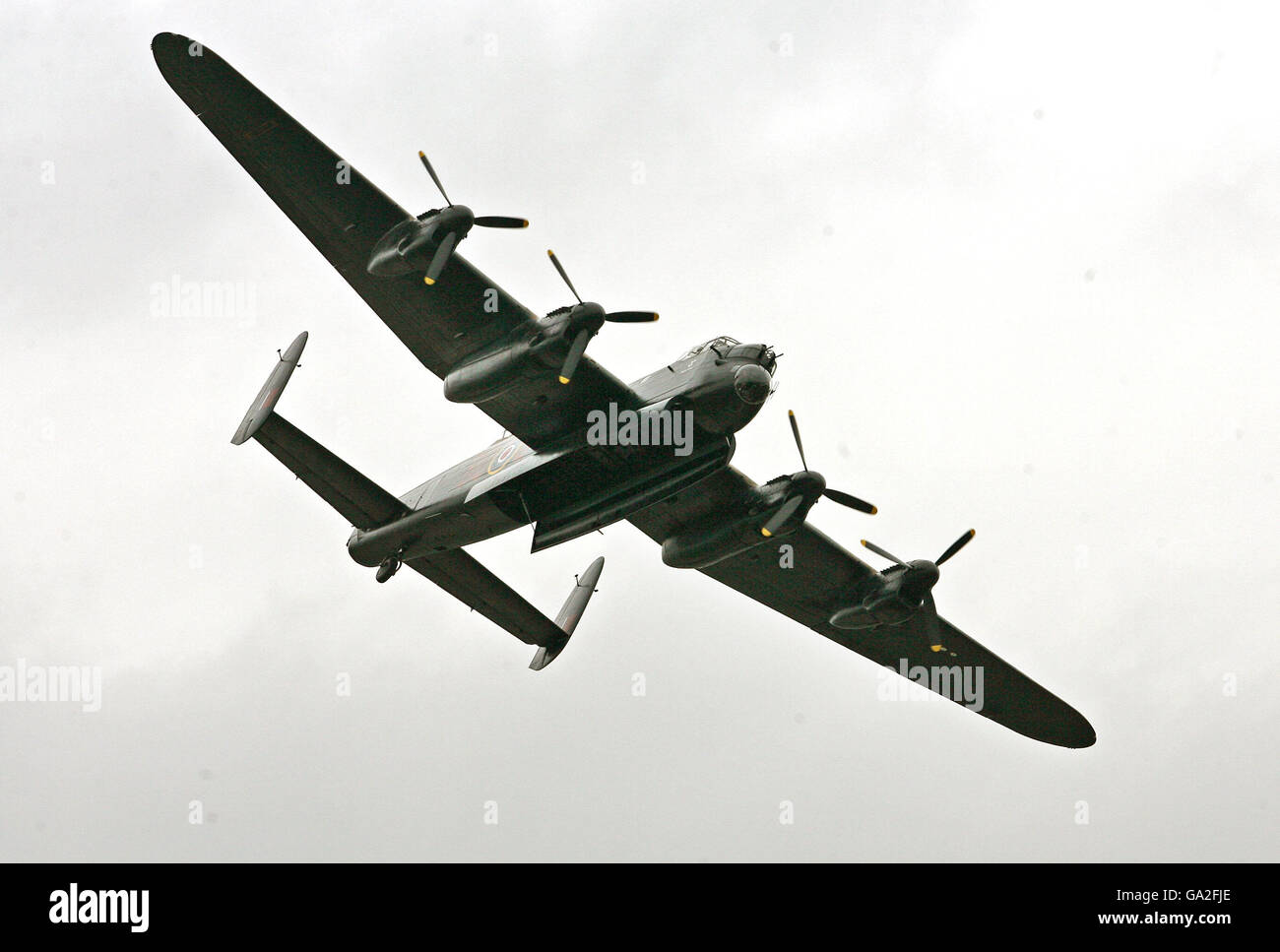 Un Bomber Lancaster vola al Royal International Air Tattoo a Fairford in Gloucestershire, PRESS ASSOCIATION Photo, domenica 15 luglio, 2007. Il Fairford Air Tattoo è il più grande spettacolo aereo militare del mondo. Il credito fotografico dovrebbe essere: Anthony Devlin/PA Foto Stock