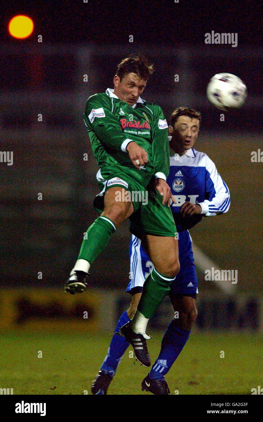 Calcio - amichevole - Yeovil Town / Skonto riga. Lee Johnson di Yeovil Town vince un duello aereo con gli Aleksandrs Isakovs di Skonto riga Foto Stock