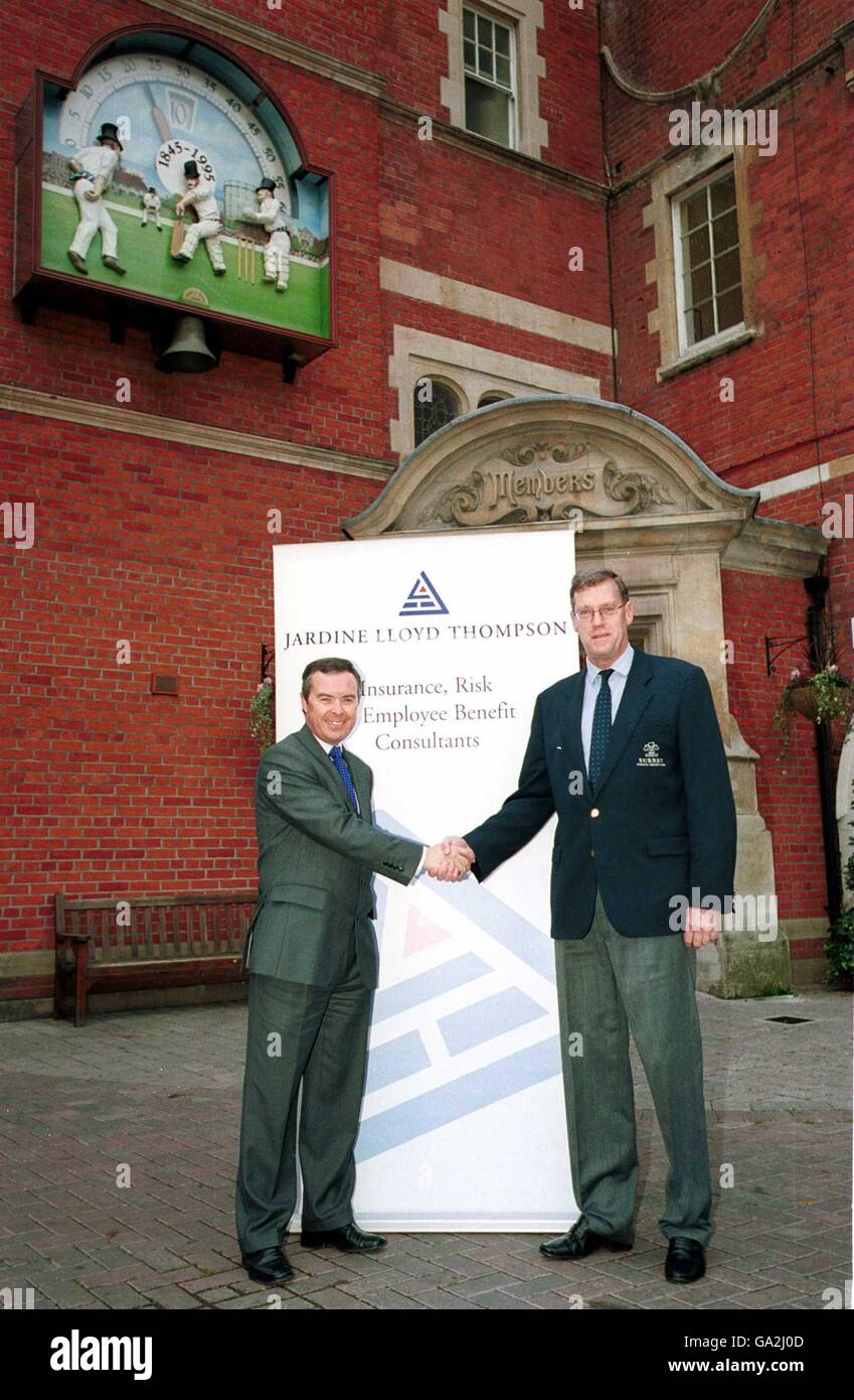 Paul Sheldon (a destra), CEO del Surrey County Cricket Club e Duncan Howorth (a sinistra), direttore dello sviluppo aziendale di Jardine Lloyd Thompson presso l'AMP Oval. Foto Stock