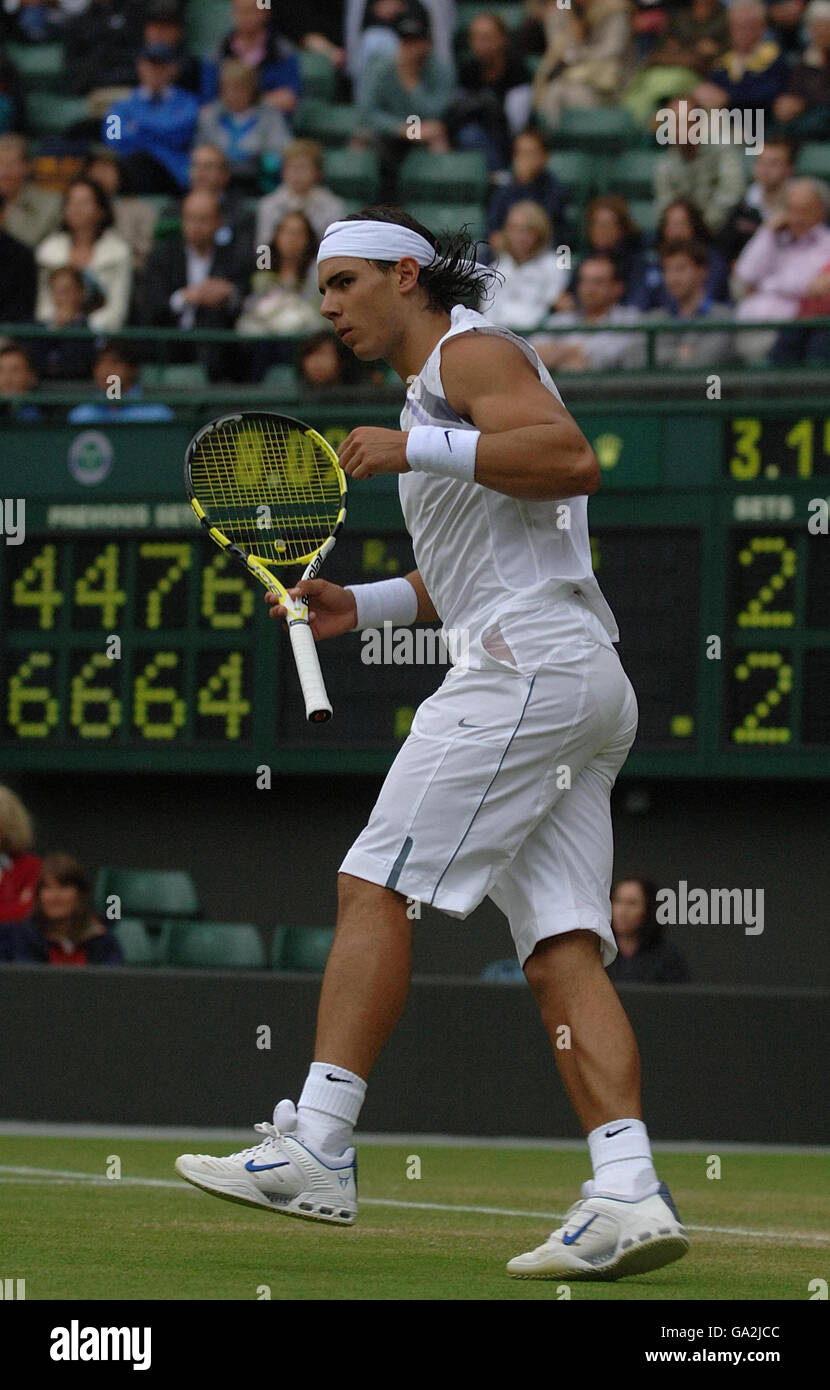 Il spagnolo Rafael Nadal festeggia un punto durante la sua partita contro il svedese Robin Soderling durante l'All England Lawn Tennis Championship a Wimbledon. Foto Stock