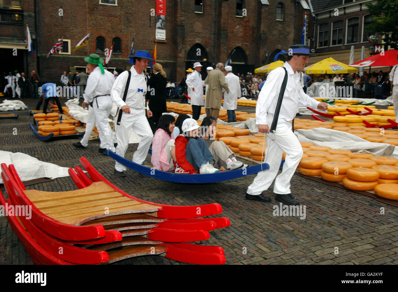 Il mercato del formaggio di Alkmaar, una rievocazione storica dell'acquisto e della vendita di formaggi nella piazza principale del mercato Foto Stock