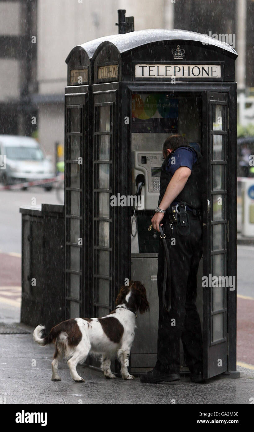 I cani da cecchino della polizia cercano un'area intorno al St Bartholemew's Hospital vicino al Old Bailey a Londra dopo che la polizia scopre un veicolo sospetto. Foto Stock