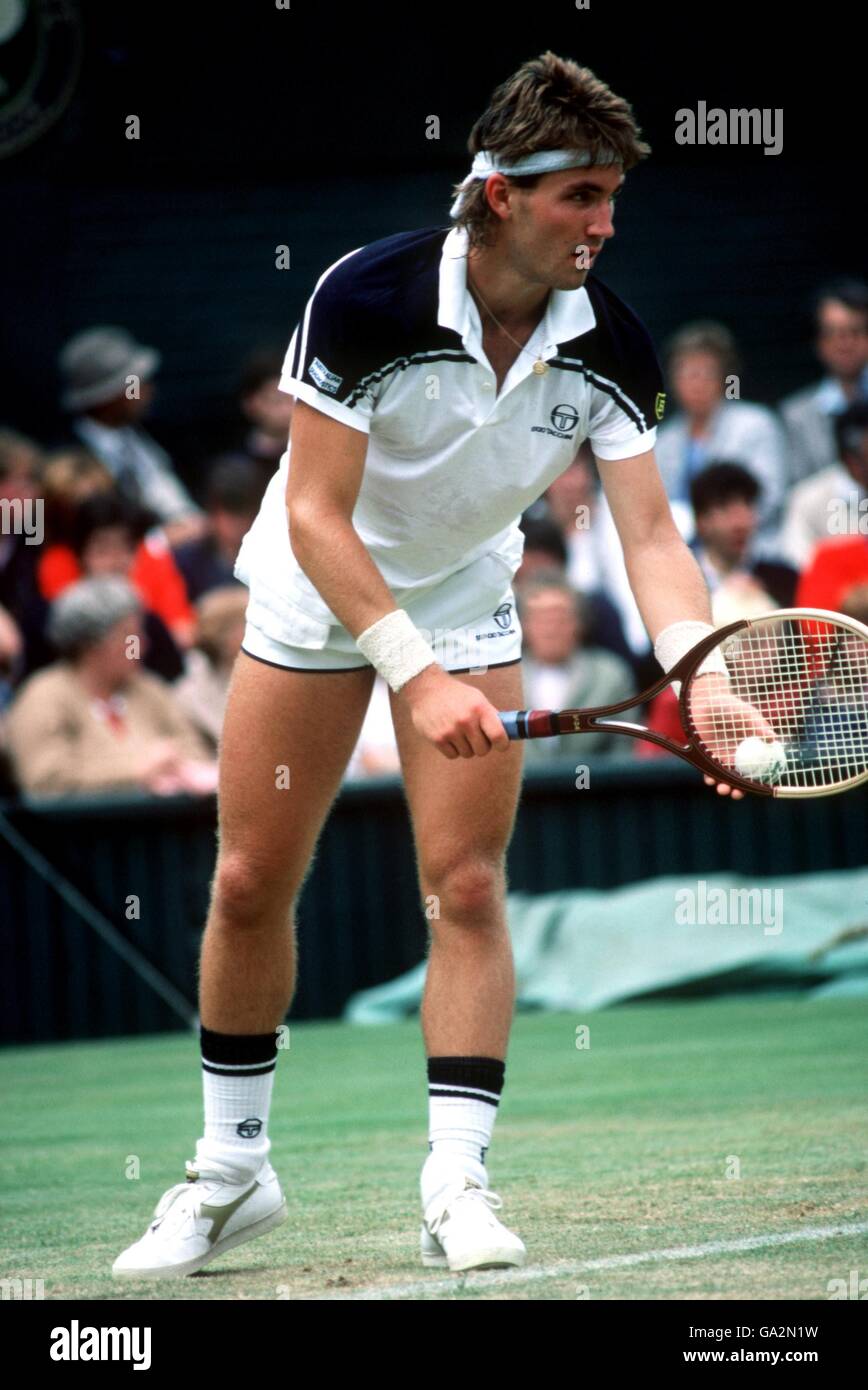 Tennis - Wimbledon Championships - Singles maschile. Pat Cash si prepara a servire Foto Stock