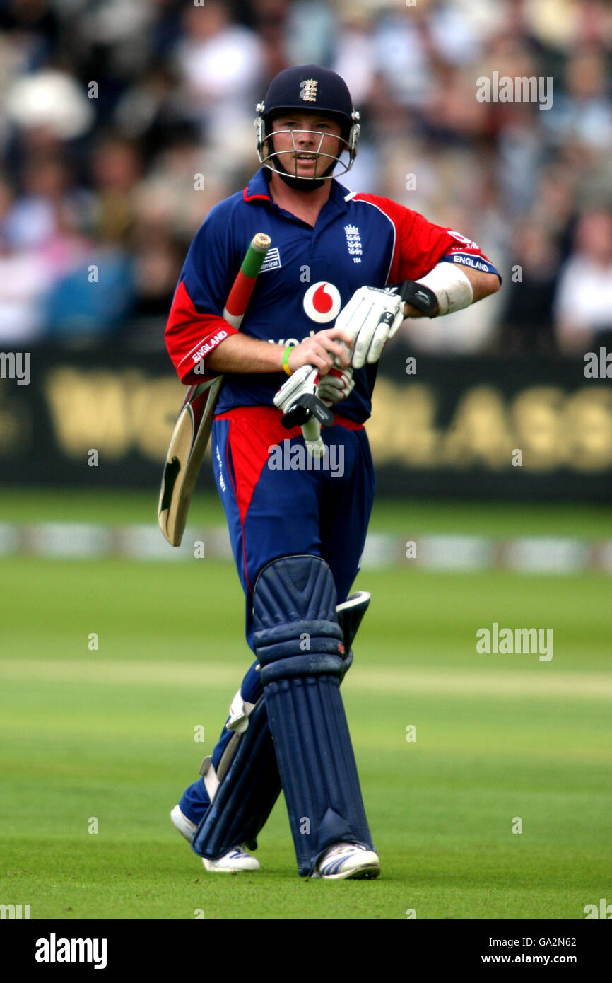 Cricket - NatWest One Day International Series - Inghilterra / West Indies - Lord's. Ian Bell dell'Inghilterra cammina verso il padiglione dopo essere scarsi Foto Stock