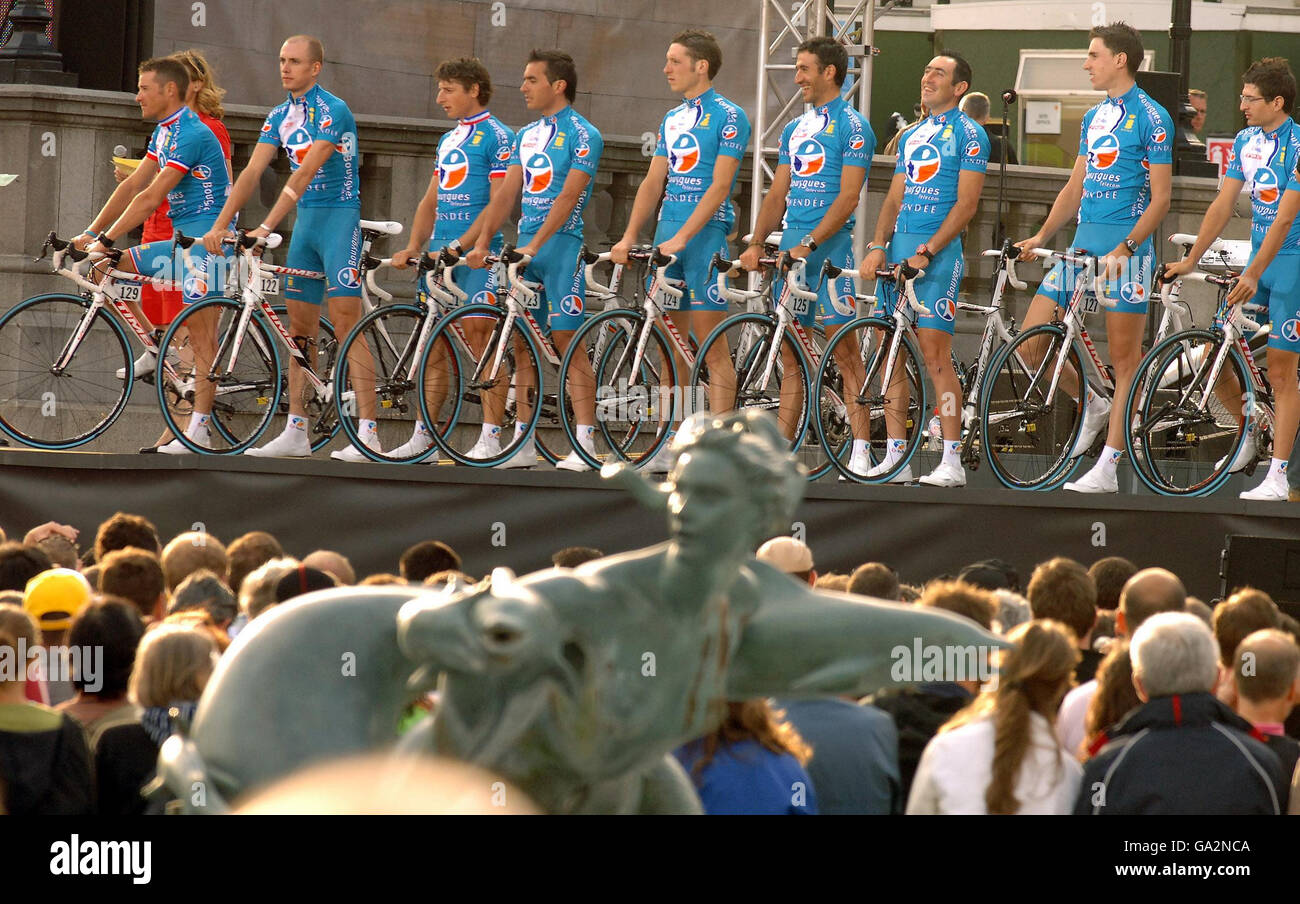 La giornalista televisiva Katie Derham presenta una delle squadre alla cerimonia di apertura del Tour de France in Trafalgar Square di Londra. Foto Stock
