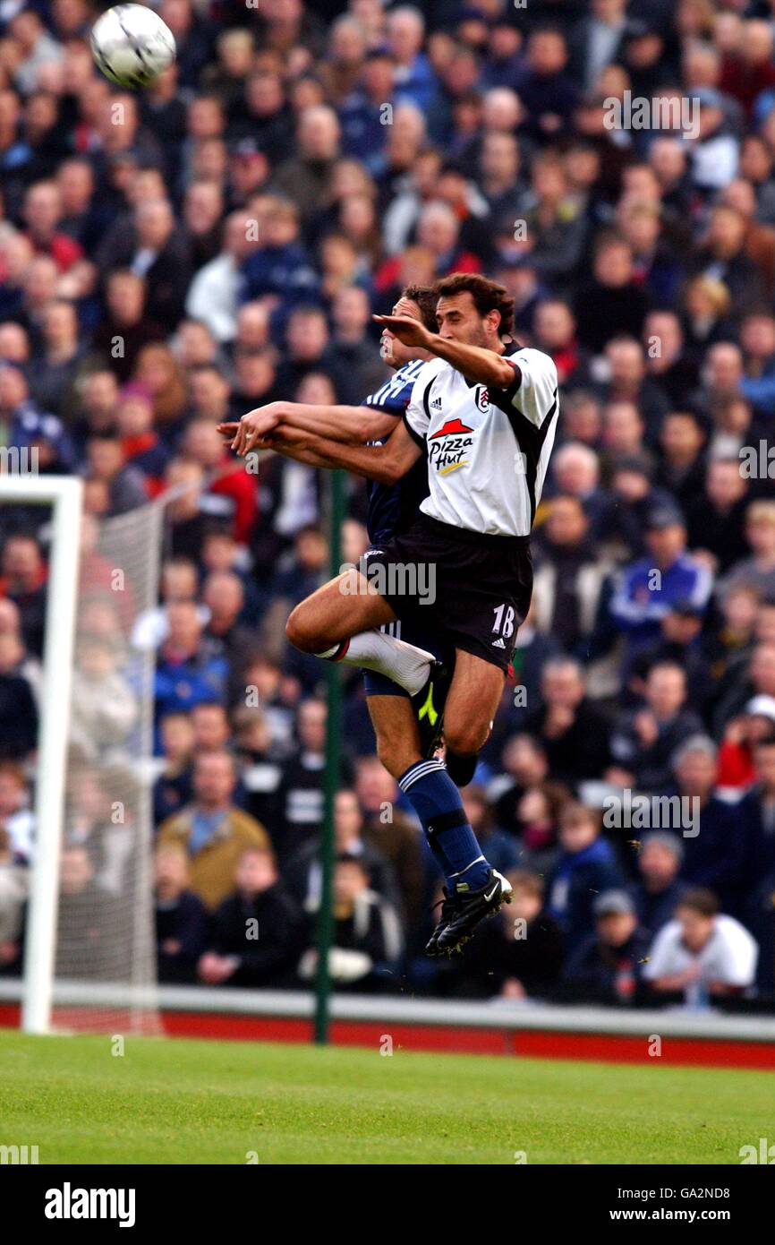 Calcio - English Premier League - Fulham / Newcastle. Sylvain Legwinski di Fulham vince un duello aereo con Robbie Elliott del Newcastle United Foto Stock
