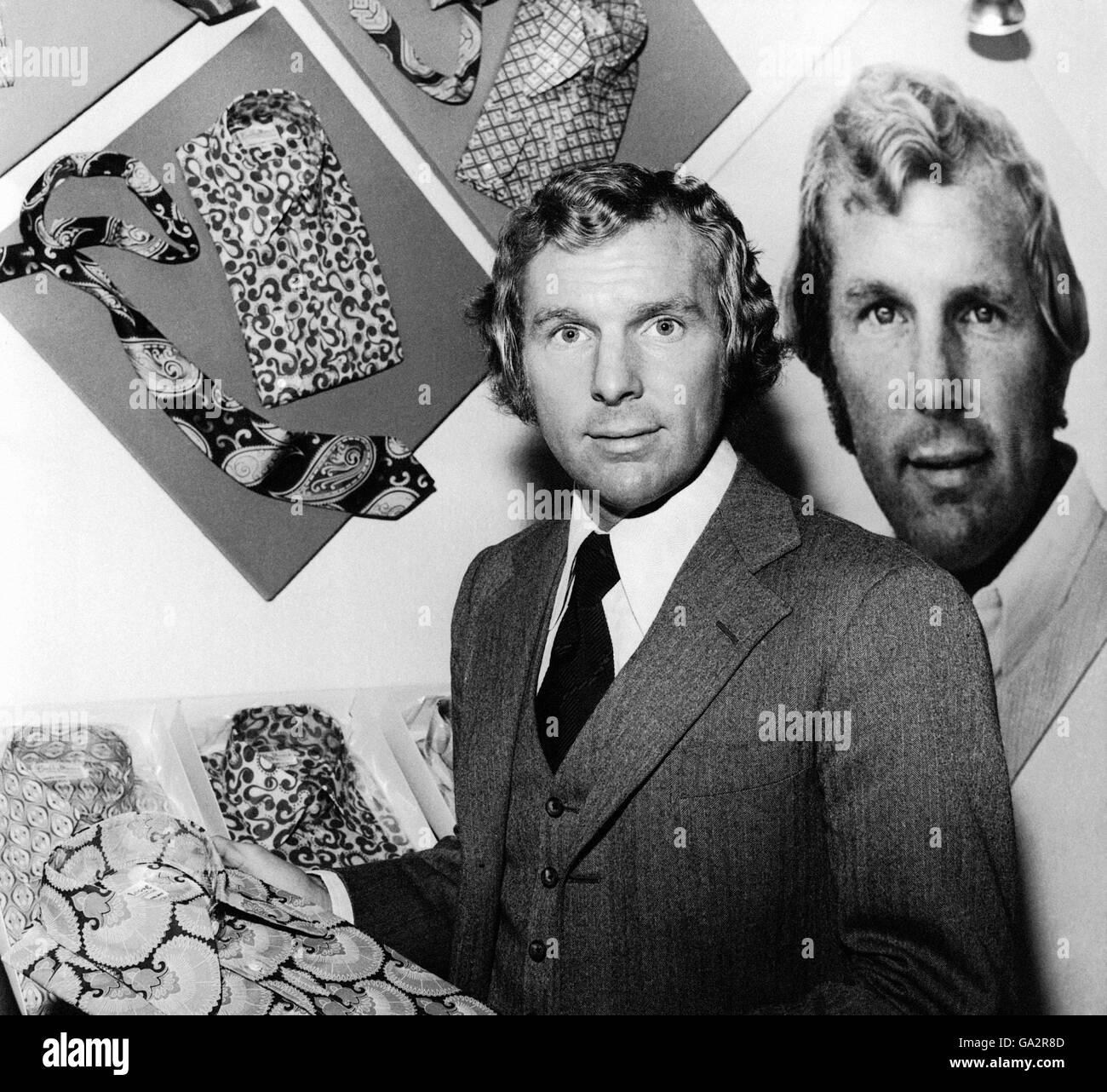 Calcio. Il capitano inglese Bobby Moore mostra una delle sue linee di prodotti alla moda Foto Stock