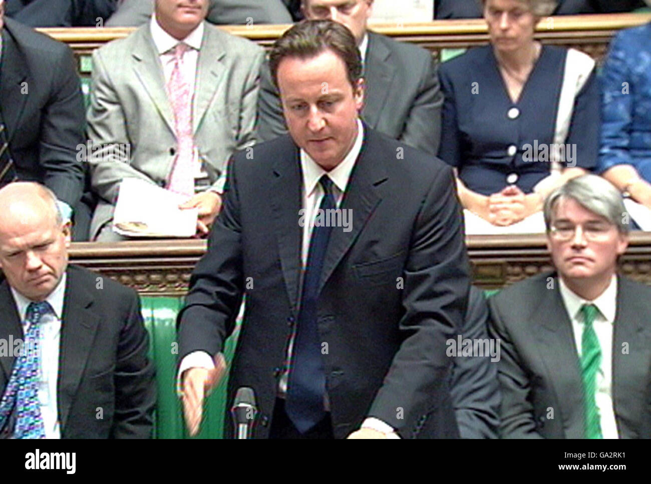 Il leader del Partito conservatore David Cameron durante le interrogazioni del primo Ministro alla Camera dei Comuni di oggi. Foto Stock