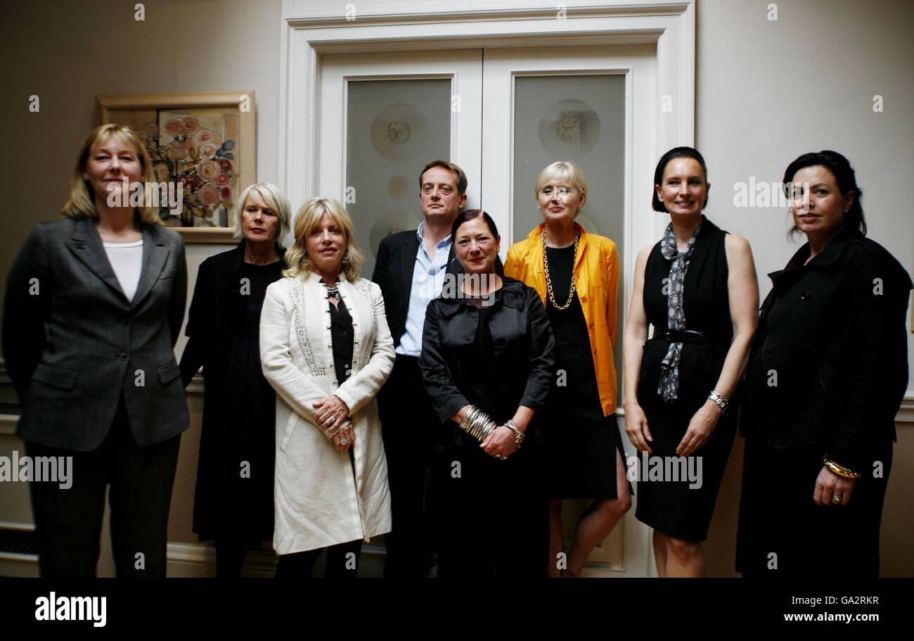 (Da sinistra a destra) Adrienne Key, Betty Jackson, Sarah Doukas, Simon Chambers, Wendy Daggworthy, Baroness Denise Kingsmill, Paula Reed e Charlotte Clark, tutti i membri dell'Independent Model Health Inquiry posano nel Club Hellenic di Baker Street, nel centro di Londra. Foto Stock