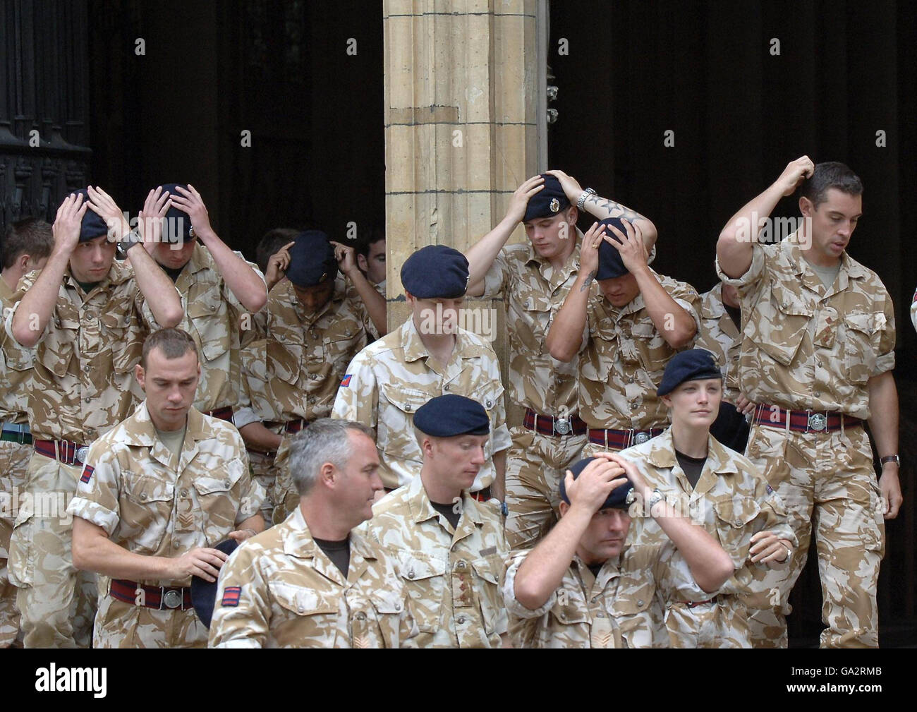 I soldati lasciano York Minster oggi dopo il memoriale della Brigata leggera del 19 e il servizio di ringraziamento per coloro che sono morti nell'operazione Telic 9 nell'Iraq meridionale. Foto Stock