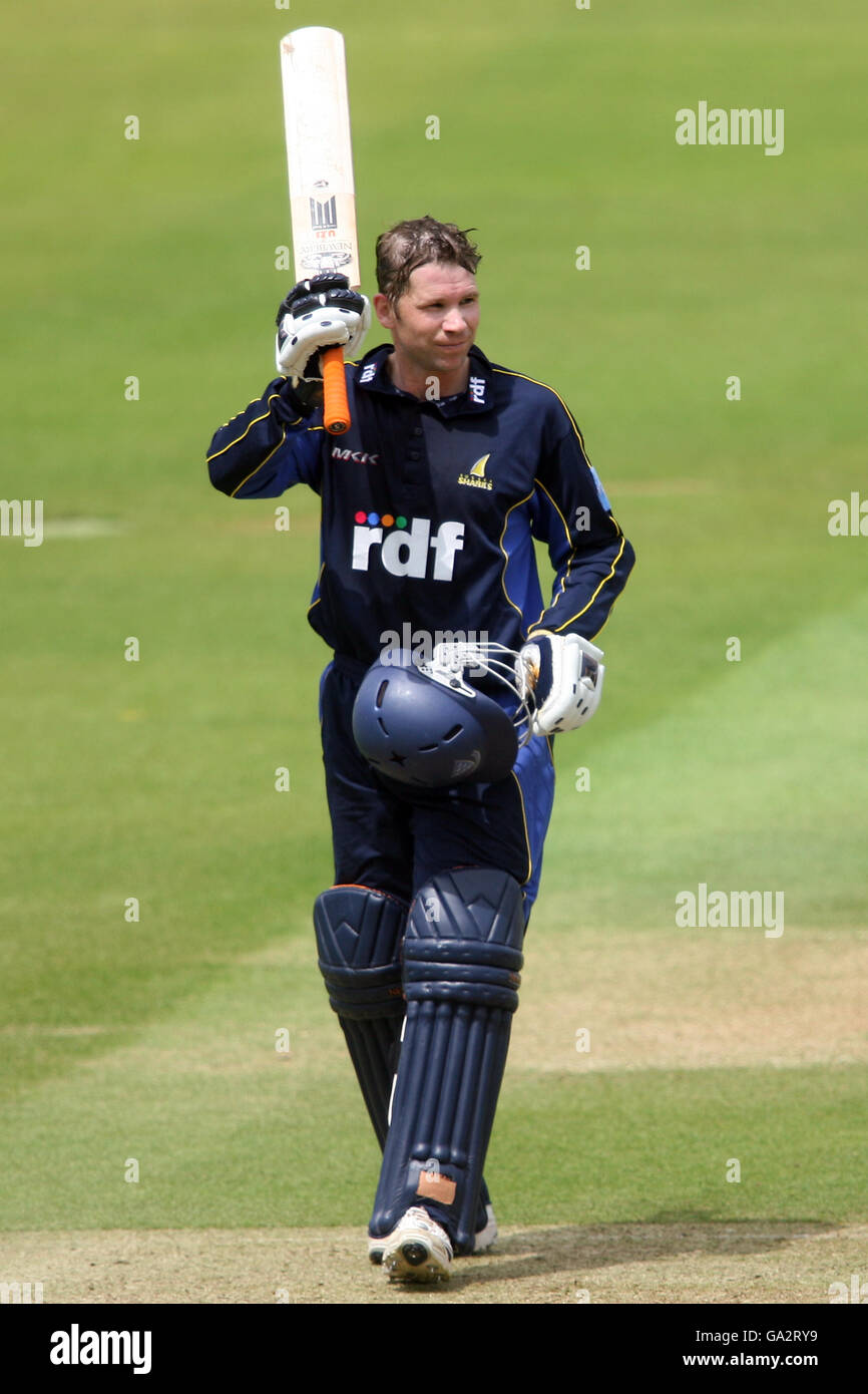 Richard Montgomerie di Sussex Sharks celebra il raggiungimento del suo mezzo secolo durante la partita Friends Provident Trophy Southern Conference a Lord's, Londra. Foto Stock