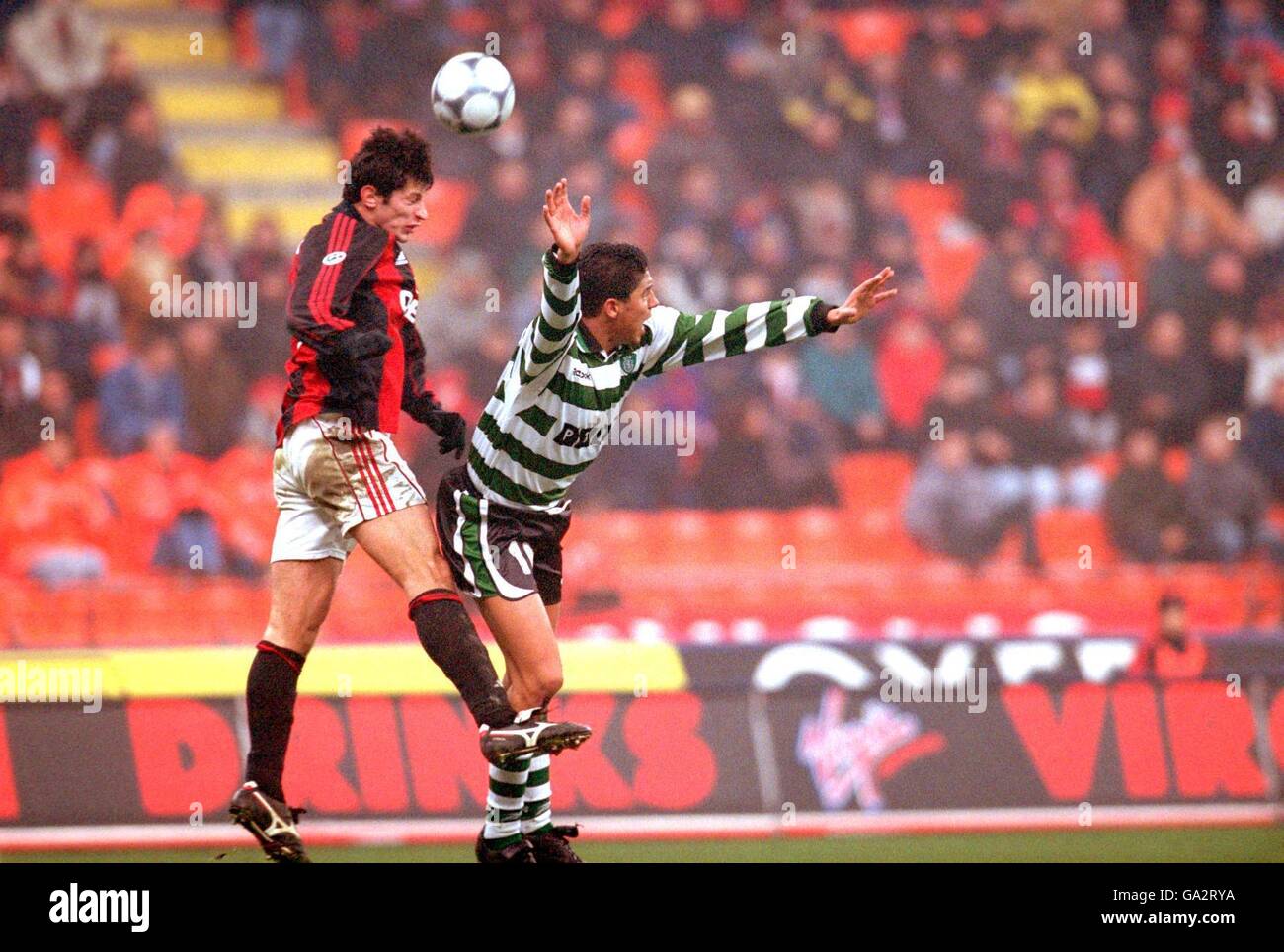 Calcio - Coppa UEFA - terzo turno - prima tappa - AC Milan / Sporting Lisbon. Kakha Kaladze (l) di AC Milan va per un header con Mario Jardel (r) di Sporting Lisbon Foto Stock