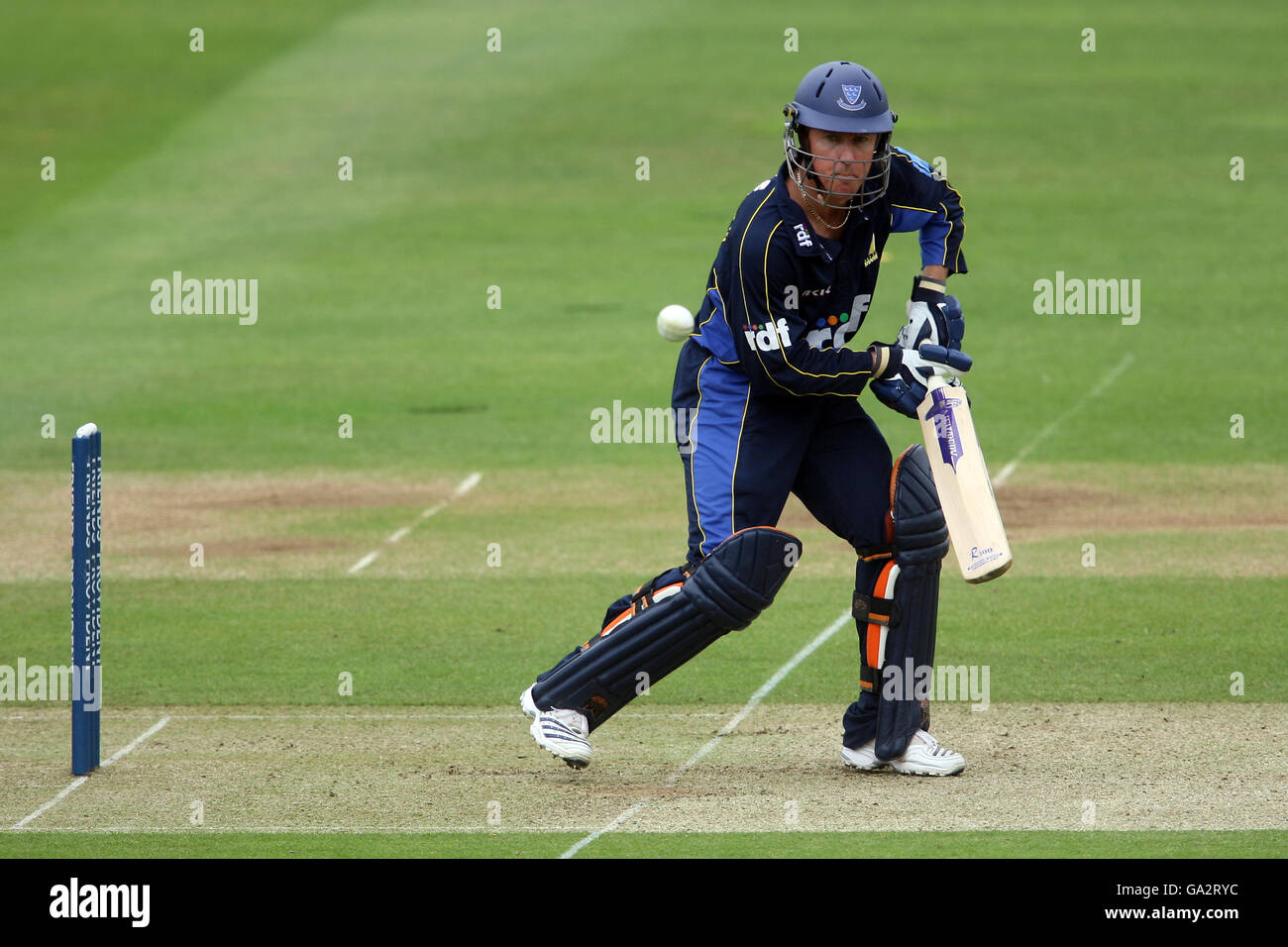 Murray Goodwin di Sussex Sharks celebra il raggiungimento del suo secolo durante la partita della Southern Conference del Friends Provident Trophy a Lord's, Londra. Foto Stock