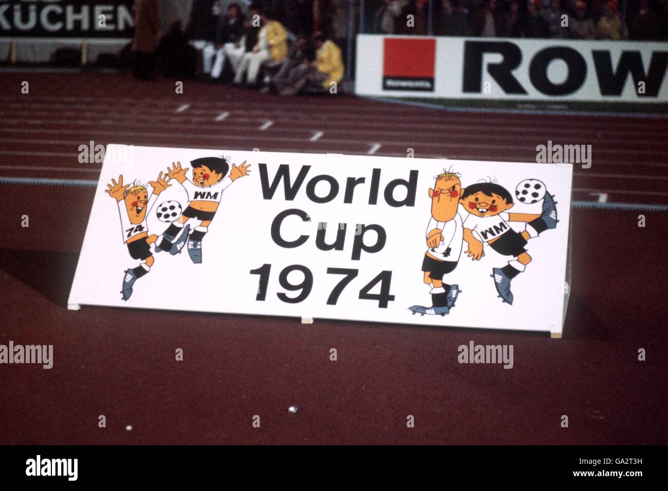 Un tabellone pubblicitario per le finali della Coppa del mondo 1974, con le mascotte ufficiali Tip and Tap Foto Stock