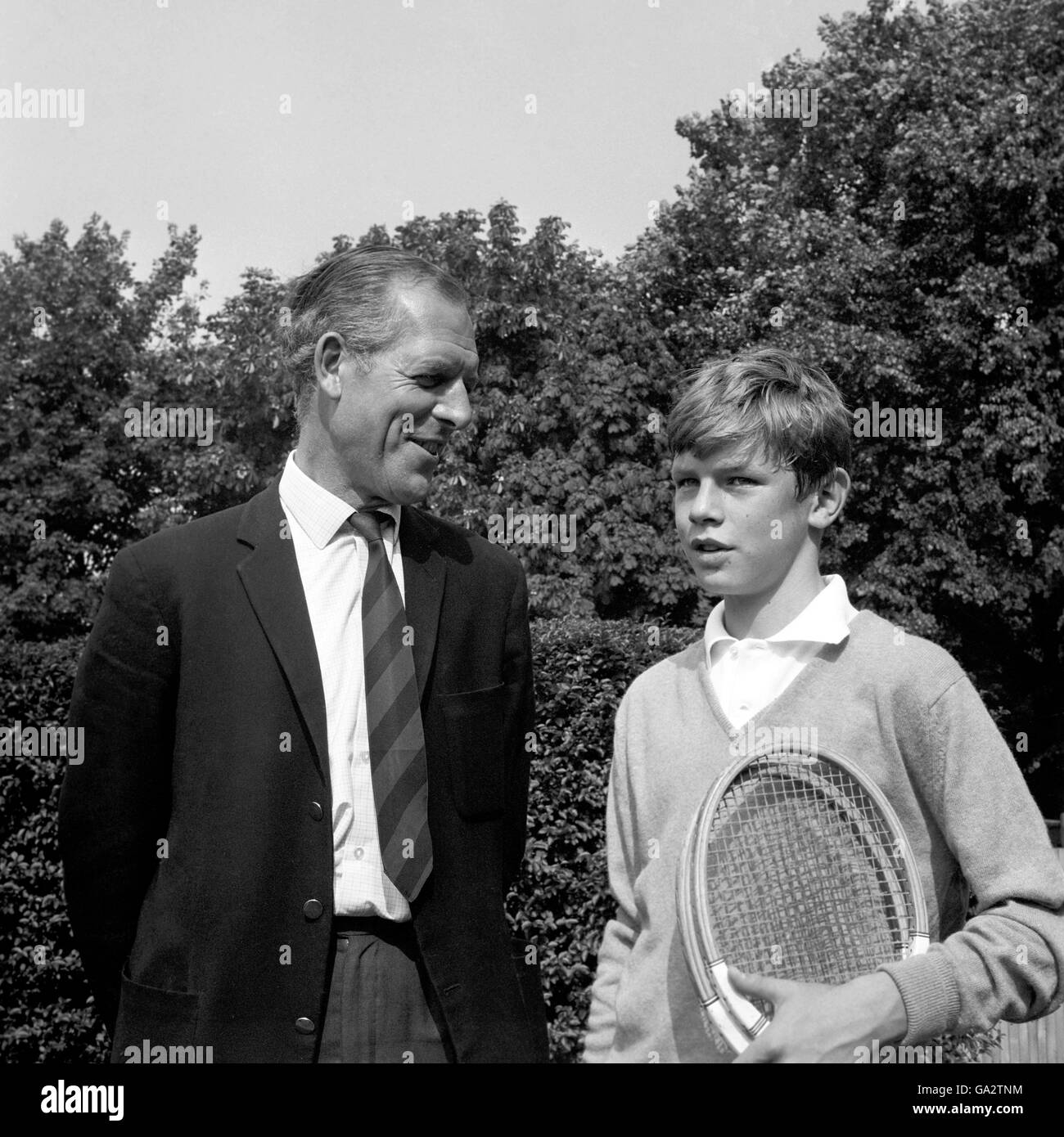Chris Mottram, 13 anni, con suo padre Tony Mottram ai Junior Tennis Championships presso l'All England Club di Wimbledon. Foto Stock