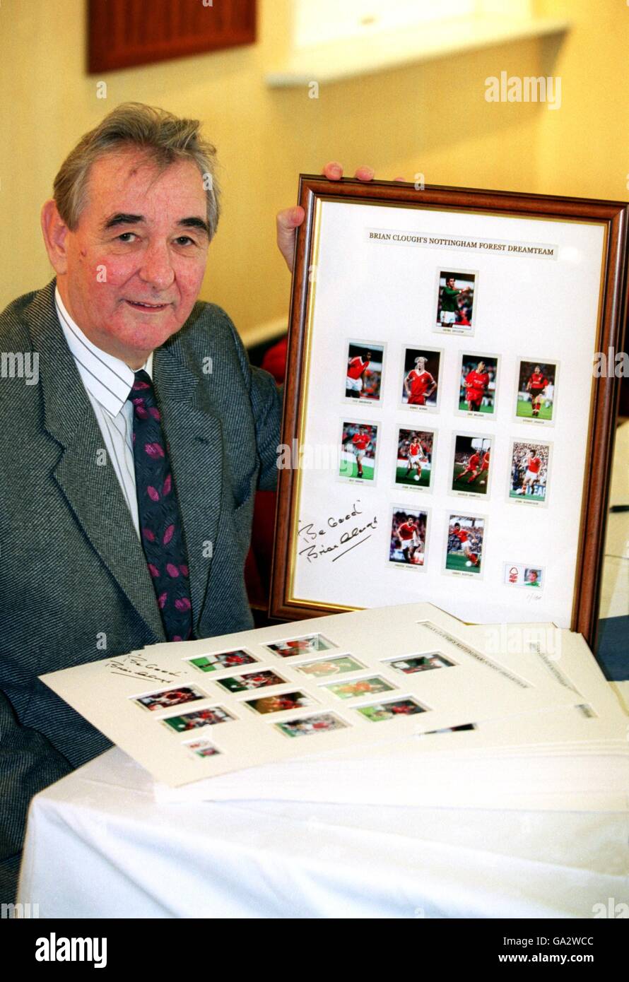 L'ex manager di Nottingham Forest Brian Clough con una copia firmata Della sua Nottingham Forest 'Dream Team' Foto Stock