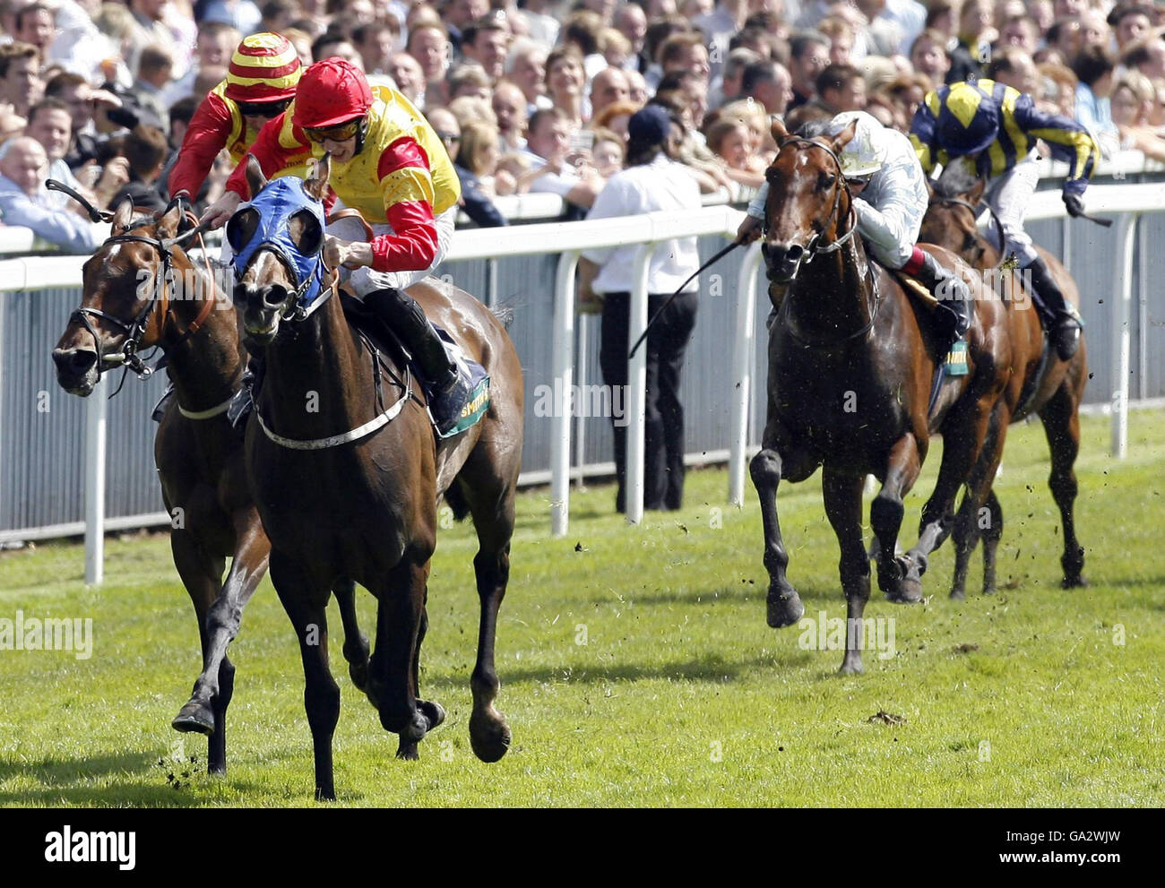 Charlie Tokyo (seconda a sinistra) guidata da Jamie Moriarty vince la John Smiths Cup a York da Flying Clarets guidato da Kevin Darley all'ippodromo di York. Foto Stock