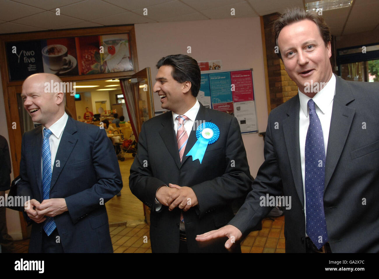 Il leader del partito conservatore David Cameron (a destra) ha fatto campagne per le elezioni del consiglio a Ealing, Londra occidentale oggi con il candidato Tory Tony Lit (al centro) e il segretario ombra agli Esteri William Hague (a sinistra). Foto Stock