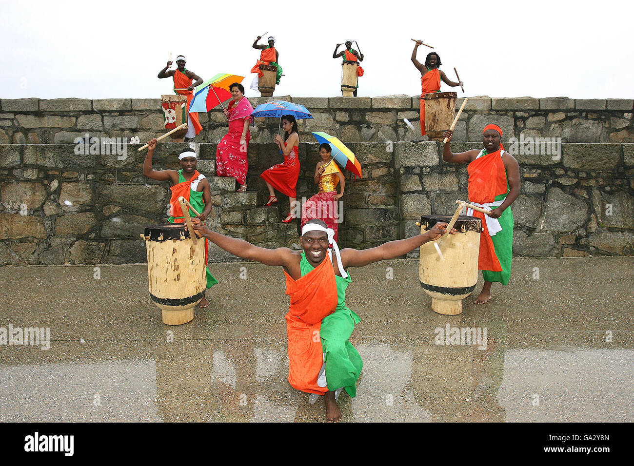 I membri dei batteristi burundesi, provenienti dal Burundi, Africa, in occasione del lancio del Festival annuale delle culture del mondo a Dun Laoghaire, Dublino. Foto Stock