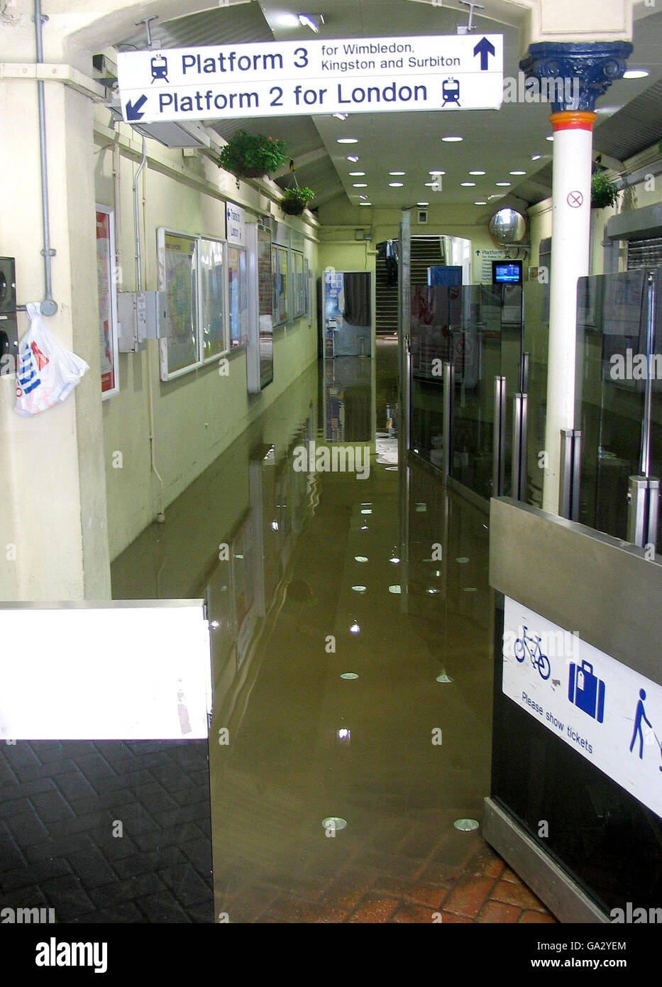 Tempeste per colpire il Regno Unito. L'alluvione si verifica alla stazione ferroviaria di Earlsfield nel sud-ovest di Londra. Foto Stock