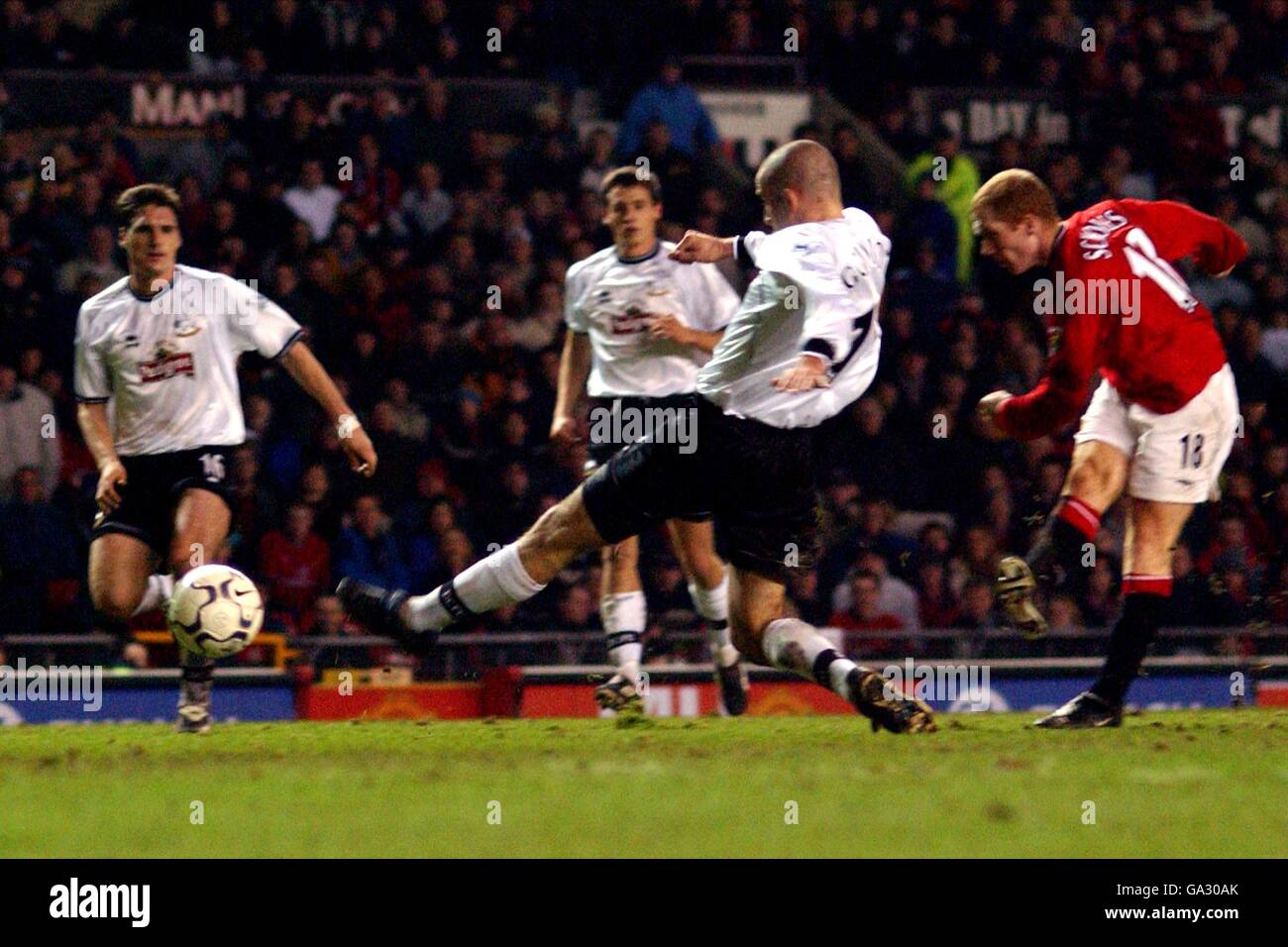 Paul Scholes di Manchester United batte Danny Higginbotham di Derby County la palla per segnare il loro quinto gol e la premiership 9.99° goal Foto Stock