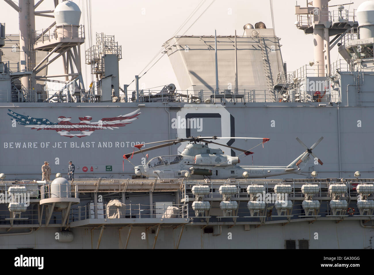 US Marine Bell AH-1Z Viper elicottero d'assalto ancorato al ponte della marina degli Stati Uniti del USS Makin Island (LHD-8) wasp-class Foto Stock