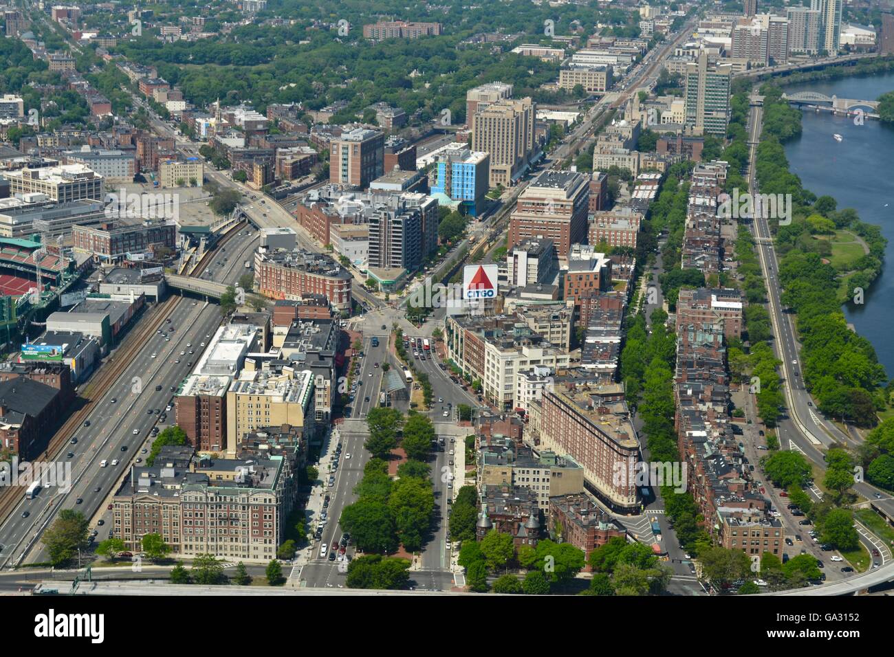 Una vista sopra Kenmore Square di Boston's Back Bay e Fenway quartieri come visto da un elicottero con til iconico Citgo segno. Foto Stock