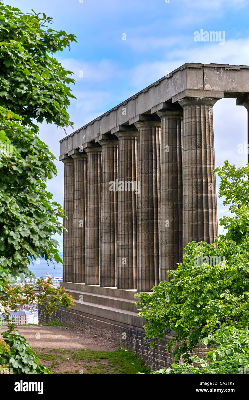 Il Monumento Nazionale di Scozia, su Calton Hill di Edimburgo, in Scozia è il memoriale nazionale Foto Stock