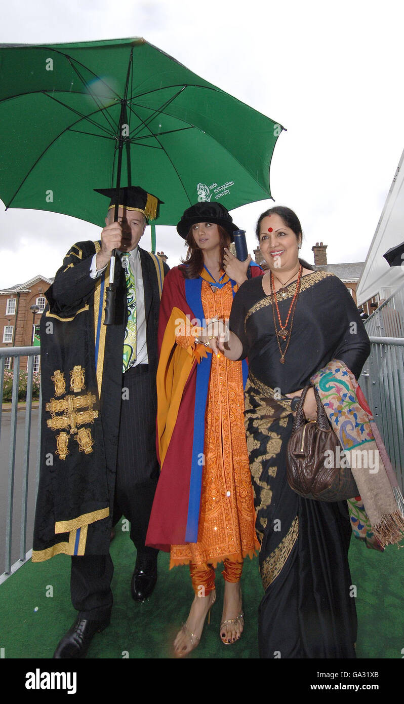 L'attrice di Bollywood Shilpa Shetty e sua madre Sunanda si rifugiarono sotto un ombrello dopo che Shilpa fu presentata con una laurea honorary alla Leeds Metropolitan University. Foto Stock