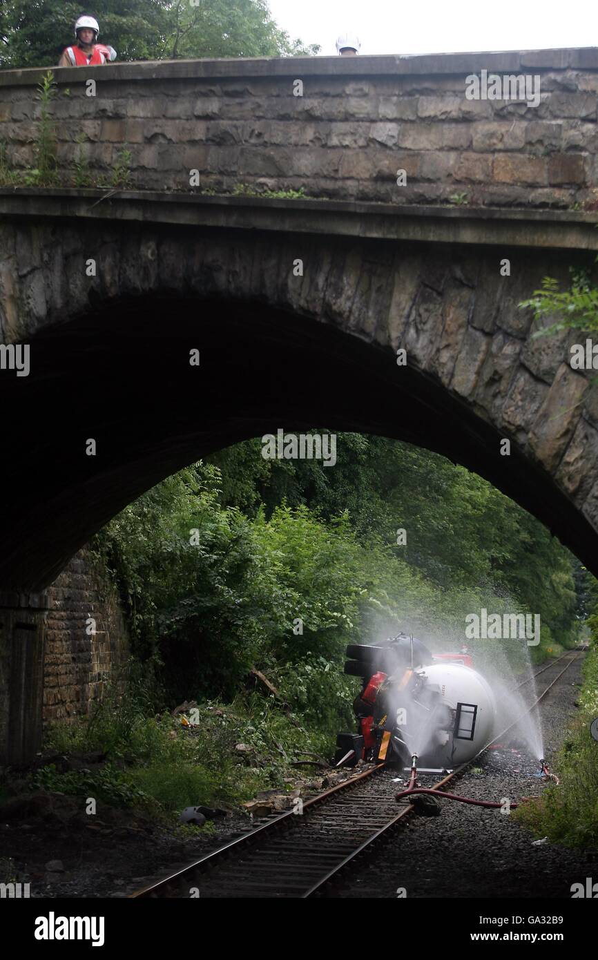 Una petroliera a gas si trova su una linea ferroviaria dopo essere stata schiacciata da un ponte a Wolsingham, nella contea di Durham, una autocisterna a gas rovesciata si trova su una linea ferroviaria a Wolsingham, Co Durham, dopo essere stata immersa a circa 70 metri da un ponte. Data immagine: Mercoledì 18 luglio 2007. Il conducente si trovava in una condizione critica dopo l'incidente, la polizia di Durham ha detto che nessun altro veicolo è stato coinvolto e nessun altro è stato ferito. Foto Stock
